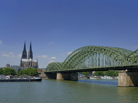 Foto Schiff unter der Hohenzollernbrücke