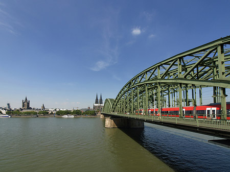 Fotos Zug fährt über die Hohenzollernbrücke | Köln