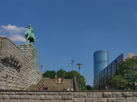 Foto Reiterstatue bewacht Hyatt Regency Hotel