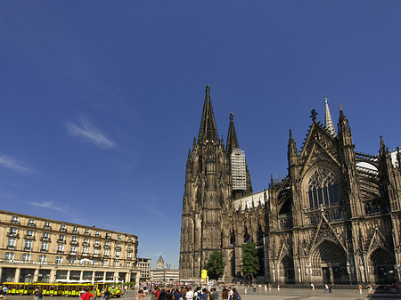 Bimmelbahn fährt zum Kölner Dom Fotos