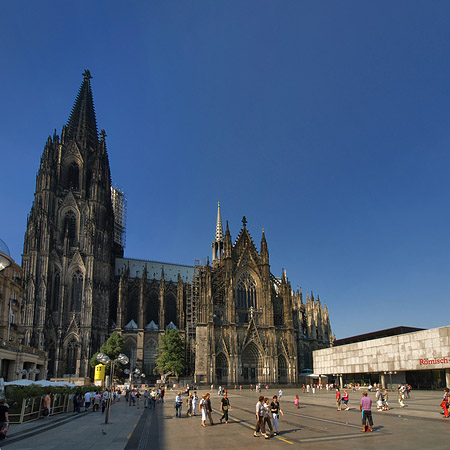 Touristen tummeln sich vor Kölner Dom Foto 