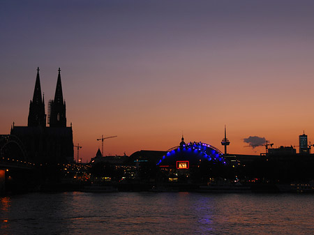 Foto Kölner Dom neben Musical Dome