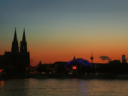 Foto Kölner Dom neben Musical Dome - Köln