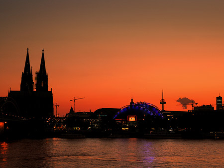 Kölner Dom neben Musical Dome Fotos