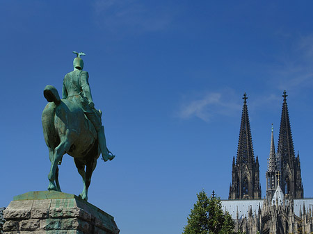 Kölner Dom mit Reiterstatue