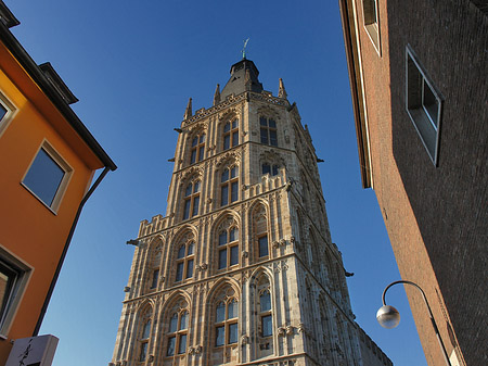 Foto Blick von Bürgerstraße auf Rathausturm