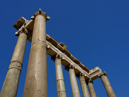 Rostra mit blauem Himmel