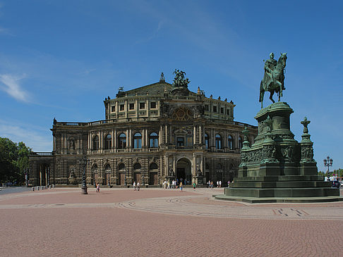 Fotos König-Johann-Statue mit Semperoper