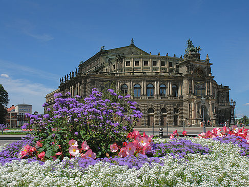 Semperoper mit Blumen Foto 