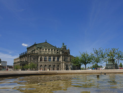 Fotos Semperoper mit Springbrunnen