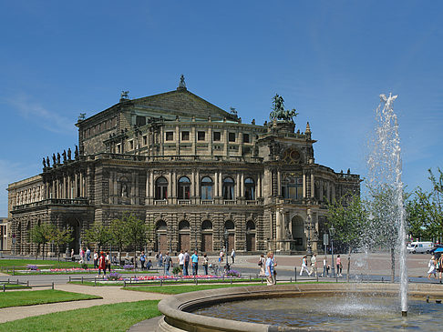 Foto Semperoper mit Springbrunnen